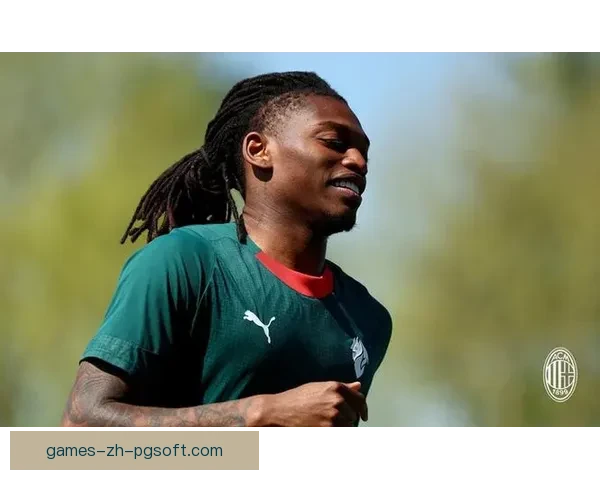 AC米兰球员莱奥训练场上秀花式运球精彩瞬间引发热议